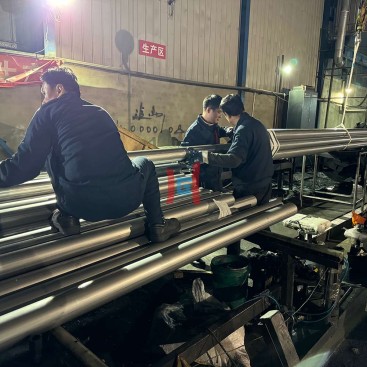 Workers making aluminized tubes