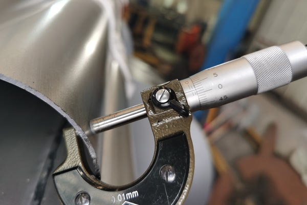 Measuring the wall thickness of aluminum tubes Measuring the wall thickness of aluminum tubes